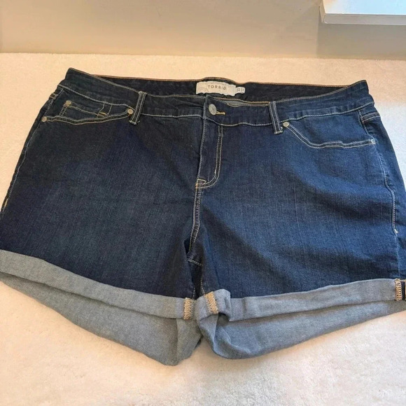 Torrid cuffed blue jean denim shorts size 22- 5 pocket design - Picture 1 of 13